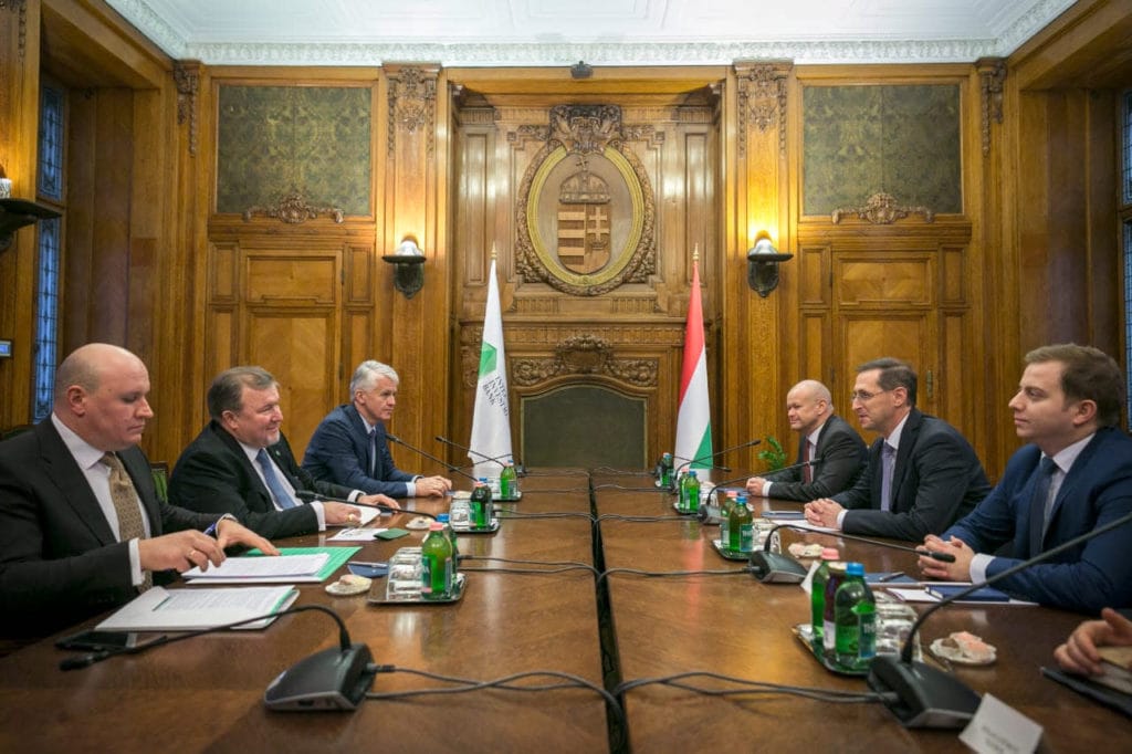 O delegație a Băncii Internaționale de Investiții, condusă de președintele Consiliului de administrație, Nikolay Kosov (stânga), a vizitat Budapesta (Ungaria) și a avut întrevederi de lucru cu vicepremierul maghiar, ministrul finanțelor Mihaly Varga și ministrul Afacerilor Externe și Comerțului al Ungariei, Peter Szijjarto. (sursa -iib.int)