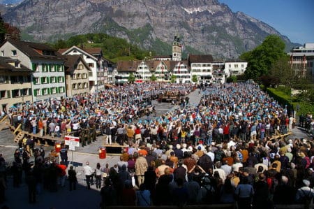 The Landsgemeinde sau "adunarea cantonală" este un sistem de vot public, ne-secret, care funcționează prin regula majorității, constituind una dintre cele mai vechi forme de democrație directă. (Source=http://www.fotocommunity.de/pc/pc/extra/mydiscuss/display/16944106 |Date=3. Mai 2009 |Author=[http://www.icarus-design.ch Marc Schlumpf)