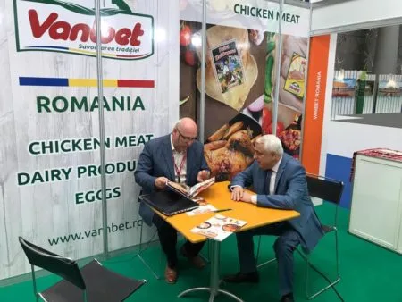 Petre Daea, discutând cu producătorii români prezenți la Agriteq, în Qatar, despre deschiderea de noi orizonturi pentru comerț și schimbul de experiență între țările participante. La această expoziție sunt prezente firme locale și internaționale specializate în echipamente și tehnologii în domeniul agricol, al irigațiilor, piscicol, precum și al mediului.