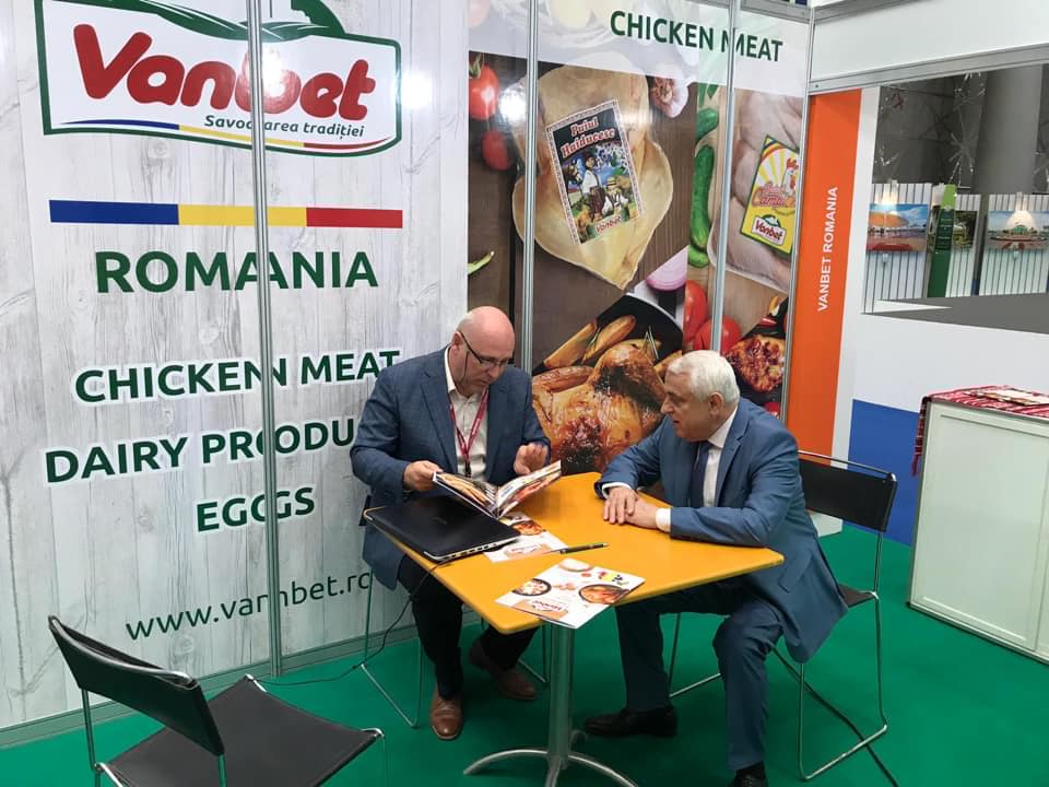 Petre Daea, discutând cu producătorii români prezenți la Agriteq, în Qatar, despre deschiderea de noi orizonturi pentru comerț și schimbul de experiență între țările participante. La această expoziție sunt prezente firme locale și internaționale specializate în echipamente și tehnologii în domeniul agricol, al irigațiilor, piscicol, precum și al mediului.