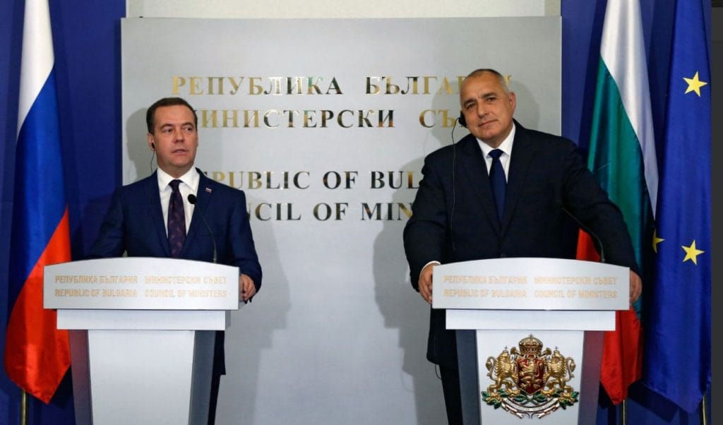 Prim-ministrul rus Dmitri Medvede la Sofia, într-o conferinţă de presă alături de omologul său bulgar, Boiko Borisov. (Foto Twitter)