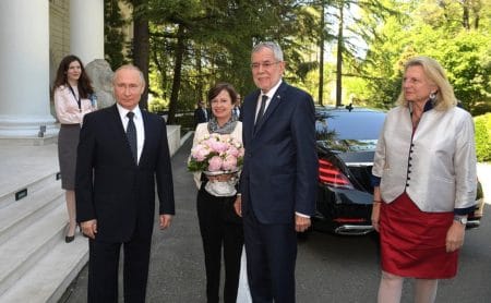 Vladimir Putin, cu președintele federal al Austriei, Alexander Van der Bellen, soția sa, Doris Schmidauer, și ministrul federal al Austriei pentru integrare și afaceri externe, Karin Kneissl, chiar înainte de discuții. (en.kremlin.ru)