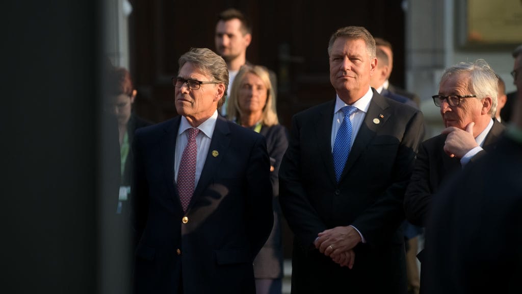 Klaus Iohannis, între Președintele Comisiei Europene, domnul Jean-Claude Juncker, și Secretarul Energiei al SUA, domnul Rick Perry.