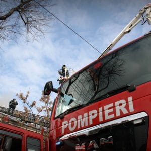 Incendiu la fosta clădire ”Contactoare” din Buzău/ Circa 50 de persoane evacuate/ Intervenţie de amploare a pompierilor - poza 1