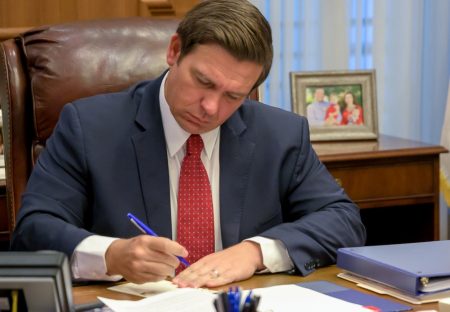 guvernatorul republican Ron DeSantis