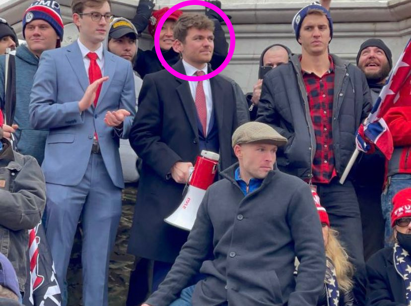 Nick Fuentes în afara Capitolului - Twitter.