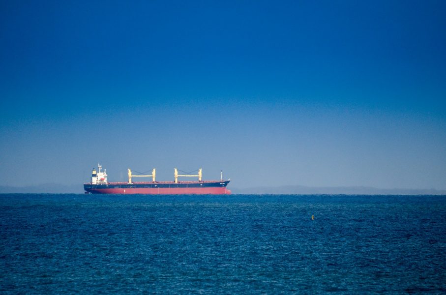 Prețul petrolului Brent depășește 90 de dolari, pe fondul intensificării atacurilor dintre SUA și Iran în Orientul Mijlociu