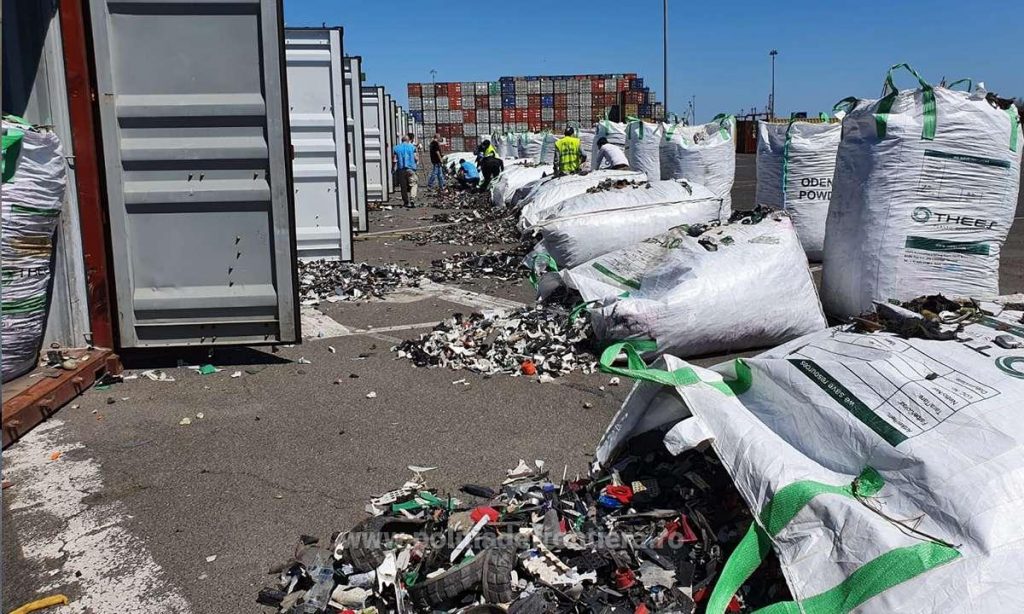 Alte cincisprezece containere încărcate cu deşeuri, descoperite în Portul Constanţa