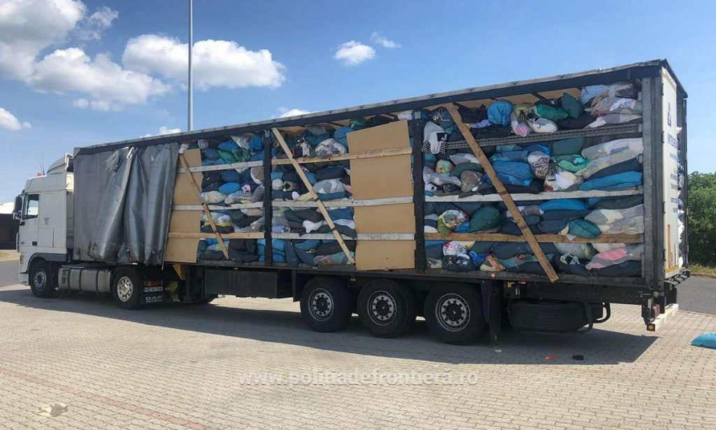 Poliţiştii de frontieră de la Oradea, împreună cu lucrători din cadrul Gărzii de Mediu Arad, nu au permis intrarea în ţară a şase mijloace de transport încărcate cu peste 100.000 de kilograme de deşeuri, constând în textile, plastic, carton şi haine second hand, pentru care şoferii nu au putut prezenta documentele prevăzute de lege necesare transferului unor astfel de materiale. ”În data de 18.06.2021 şi 19.06.2021, poliţiştii de frontieră din cadrul Punctului de Trecere a Frontierei Borş şi Vărşand au efectuat, pe sensul de intrare în ţară, controlul specific asupra a şase automarfare, conduse de cetăţeni români. Aceştia transportau, conform documentelor de însoţire a mărfii textile, plastic, carton şi haine second hand de la diferite societăţi comerciale din Italia, Belgia, Suedia, Germania şi Austria pentru firme din România”, transmit reprezentanţii Inspectoratului Teritorial al Poliţiei de Frontieră Oradea. Existând suspiciuni cu privire la legalitatea transporturilor, poliţiştii de frontieră au solicitat sprijin autorizat reprezentanţilor Comisariatului General Bucureşti şi Bihor din cadrul Gărzii Naţionale de Mediu. ”În urma verificărilor efectuate, s-a constatat faptul că automarfarele erau încărcate cu textile, plastic, carton şi haine second hand într-o stare avansată de degradare, fiind de fapt deşeuri, pentru care şoferii nu au prezentat documentaţia necesară prevăzută de lege. În total, în cele patru vehicule erau transportate 100.950 de kilograme de deşeuri”, mai arată sursa citată. În toate cazurile, autorităţile de control au dispus nepermiterea intrării pe teritoriul României a mărfurilor transportate.