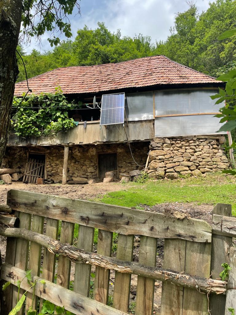 Dl Dumitrașcu 86 de ani este proprietarul primei casa care a primit curent în proiectul Energie pentru Viață al Asociației Energia Inteligentă.