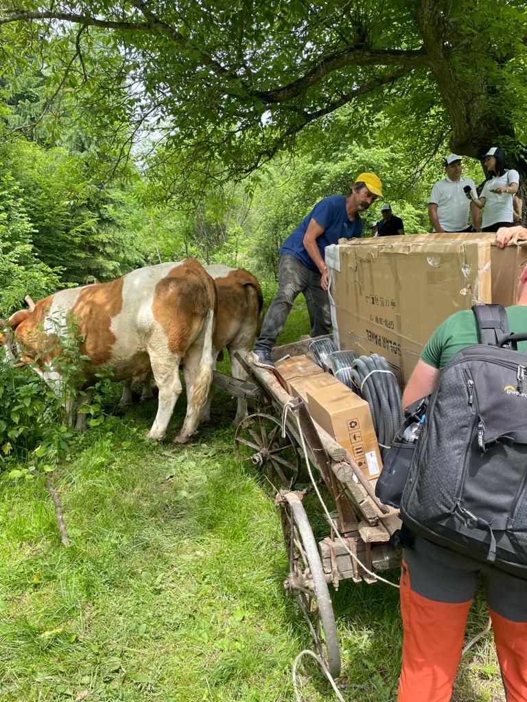 Dl Dumitrașcu 86 de ani este proprietarul primei casa care a primit curent în proiectul Energie pentru Viață al Asociației Energia Inteligentă.