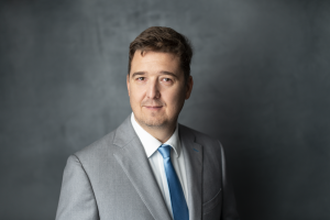 interviu Ondrej Safar CEZ România are nevoie de investiții semnificative în capacități de producție cu emisii reduse de carbon, de stocare a energiei, echilibrare și capacități de adaptare a rețelelor de distribuție și transport al energiei electrice