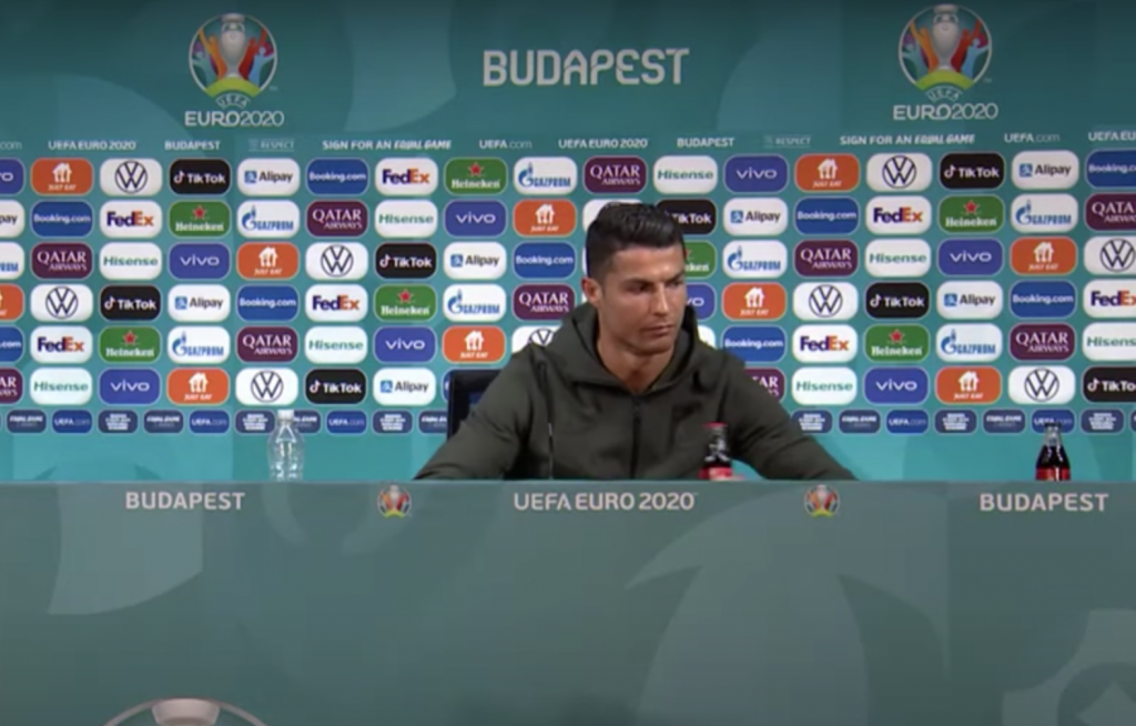 Valoarea de piață a Coca Cola a scăzut cu 4 miliarde de dolari, după ce fotbalistul Cristiano Ronaldo a îndepărtat sticlele de Coca Cola, la o conferință de presă