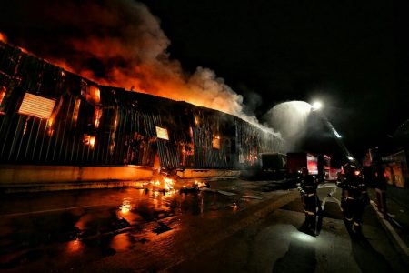Incendiu la o hală