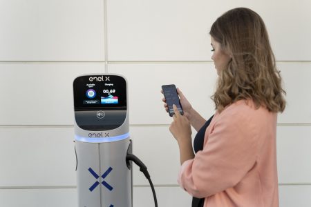 Enel X România a instalat 72 de puncte de încărcare pentru vehiculele electrice la supermarketurile Mega Image din București și în alte patru județe