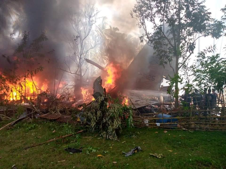 Un avion militar cu 85 de persoane la bord s-a prăbuşit în sudul Filipinelor (armata); 40 de persoane, salvate