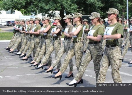 Ministerul Apărării al Ucrainei a provocat revoltă vineri, după ce a publicat imagini cu femei soldat care repetau pentru o viitoare paradă militară purtând tocuri.