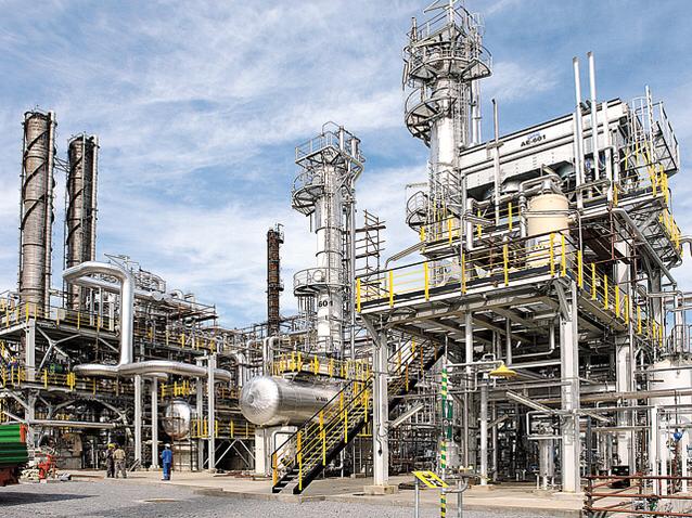 Garda de Mediu a aplicat amenzi de 250.000 lei rafinăriilor din Prahova - Vega, Lukoil și Petrom