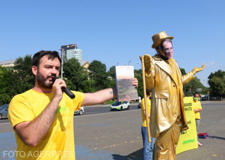 Statuie vivantă, reprezentându-l pe Florin Cîţu, dezvelită în Piaţa Victoriei, în cadrul unui protest Greenpeace
