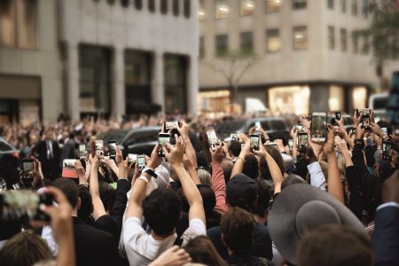 crowds-with-smartphones Ericsson și operatorul american Verizon