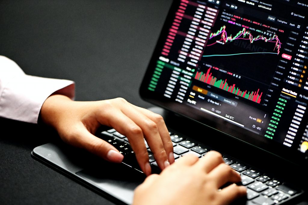 cum sa alegi brokerul de investitii care ti se potriveste XTB