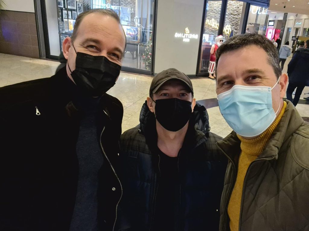 Tanczos Barna postează o fotografie în care apare împreună cu Cîţu şi Vîlceanu: Întâlniri surpriză la cumpărături făcute pe ultima sută de metri