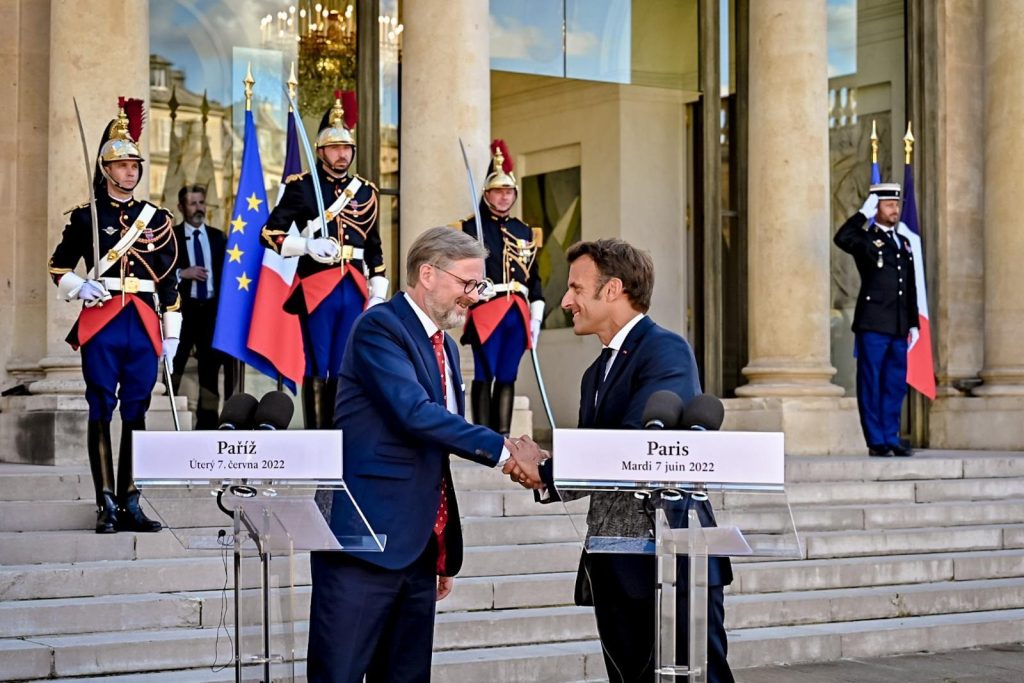 Petr Fiala si macron