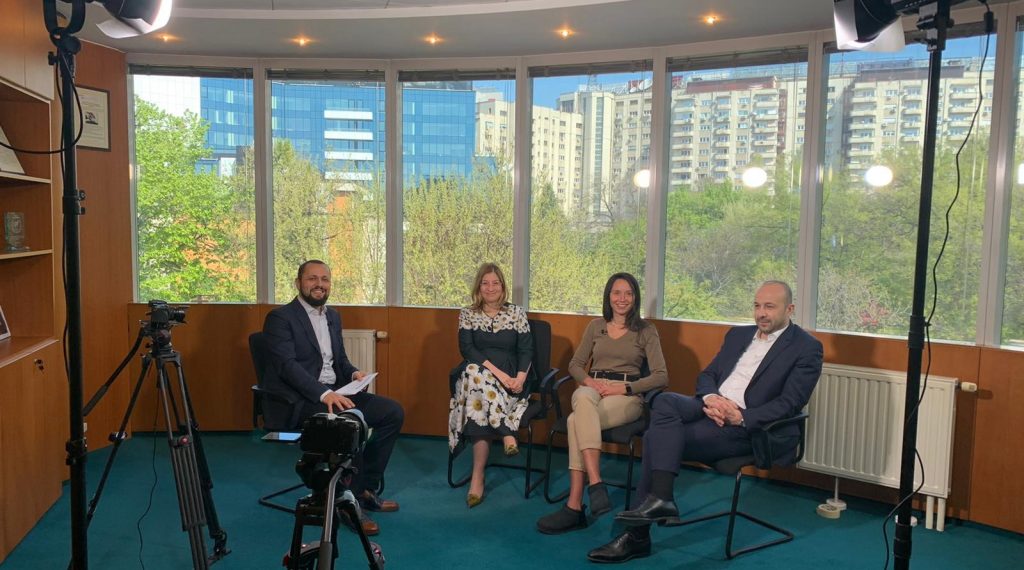 Mircea Stroe - conciliator CSALB și avocat, în dialog cu Alina Radu - conciliator CSALB și avocat, Maria Guli și Cătălin Bălan - reprezentanți ai Centrului de Soluționare Alternativă a Litigiilor în domeniul Bancar.