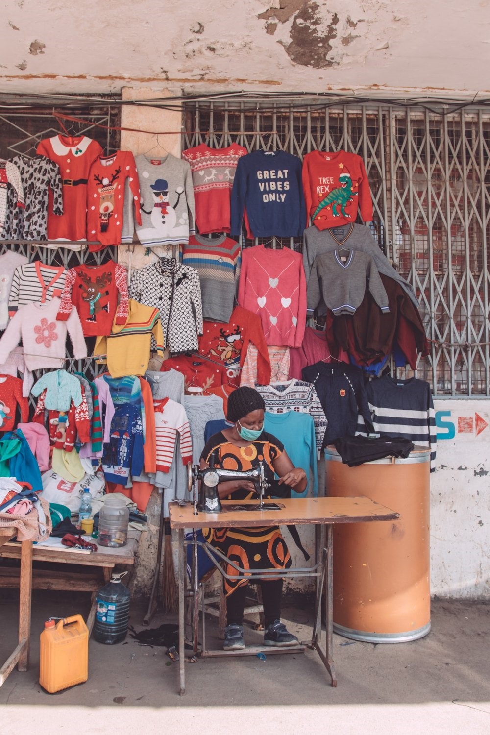https://www.pexels.com/ro-ro/fotografie/designer-sta-jos-sta-a-ezat-haine-9844168/