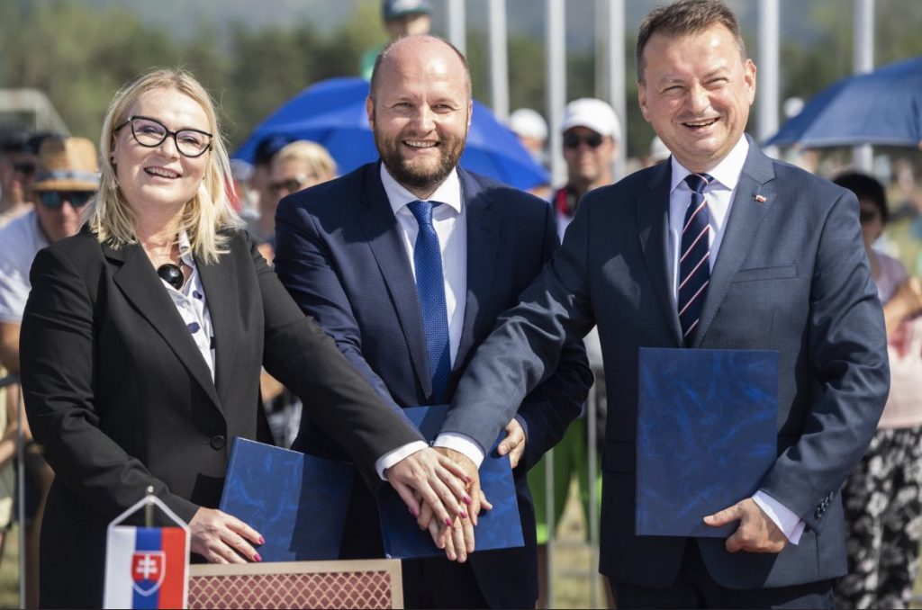 ministrul slovac al apărării, Jaroslav Nad, cu omologii săi ceh, Jana Cernochova, şi polonez, Mariusz Blaszczak.