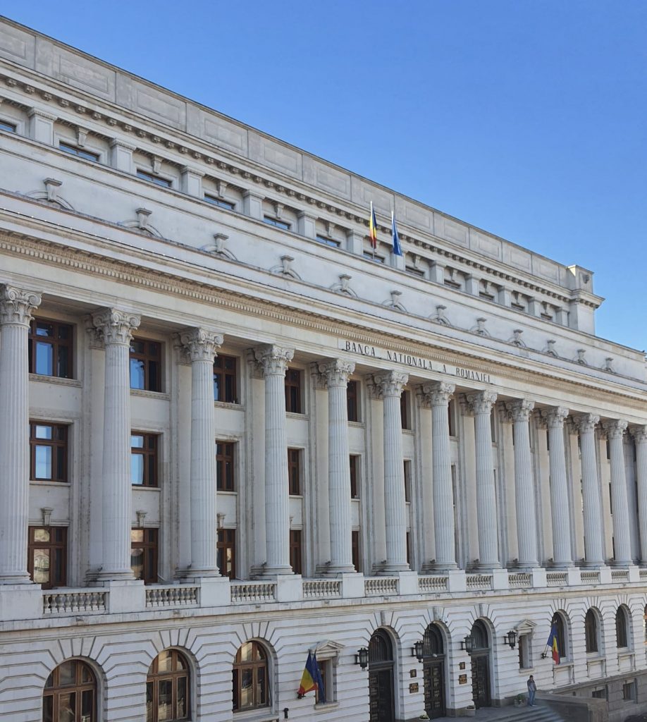 Economia României se va redresa mai modest în trimestrele II și III din 2026 decât se estima anterior (BNR)