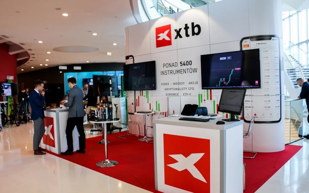 Educație financiară gratuită pentru toți românii cu XTB