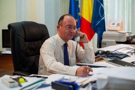 Convorbire telefonică Aurescu – Kuleba pe tema Legii privind minorităţile naţionale din Ucraina
 - poza 1