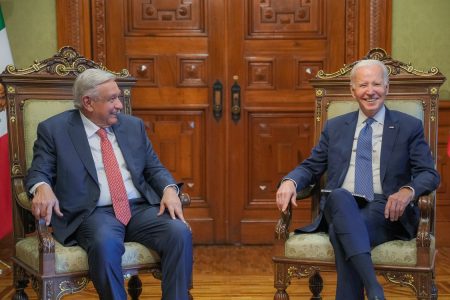 Biden şi Lopez Obrador au afişat o relaţie cordială la întâlnirea lor din Mexic, însă tensiunile persistă
 - poza 1
