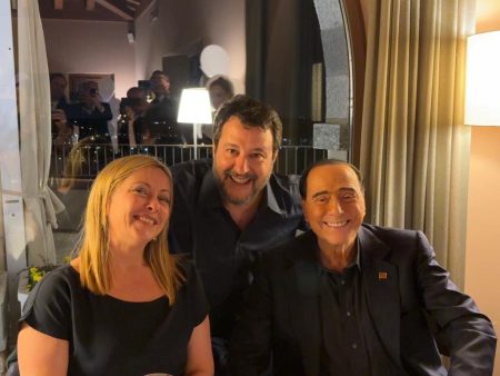 Meloni criticată pentru un karaoke cu Salvini după dezastrul din Calabria
 - poza 1