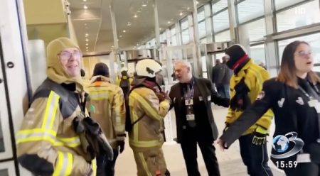 Pompierii belgieni au intrat cu forţa &icirc;n clădirea Comisiei Europene din Bruxelles, &icirc;n timp ce protestau față de condițiile de muncă
 - poza 1