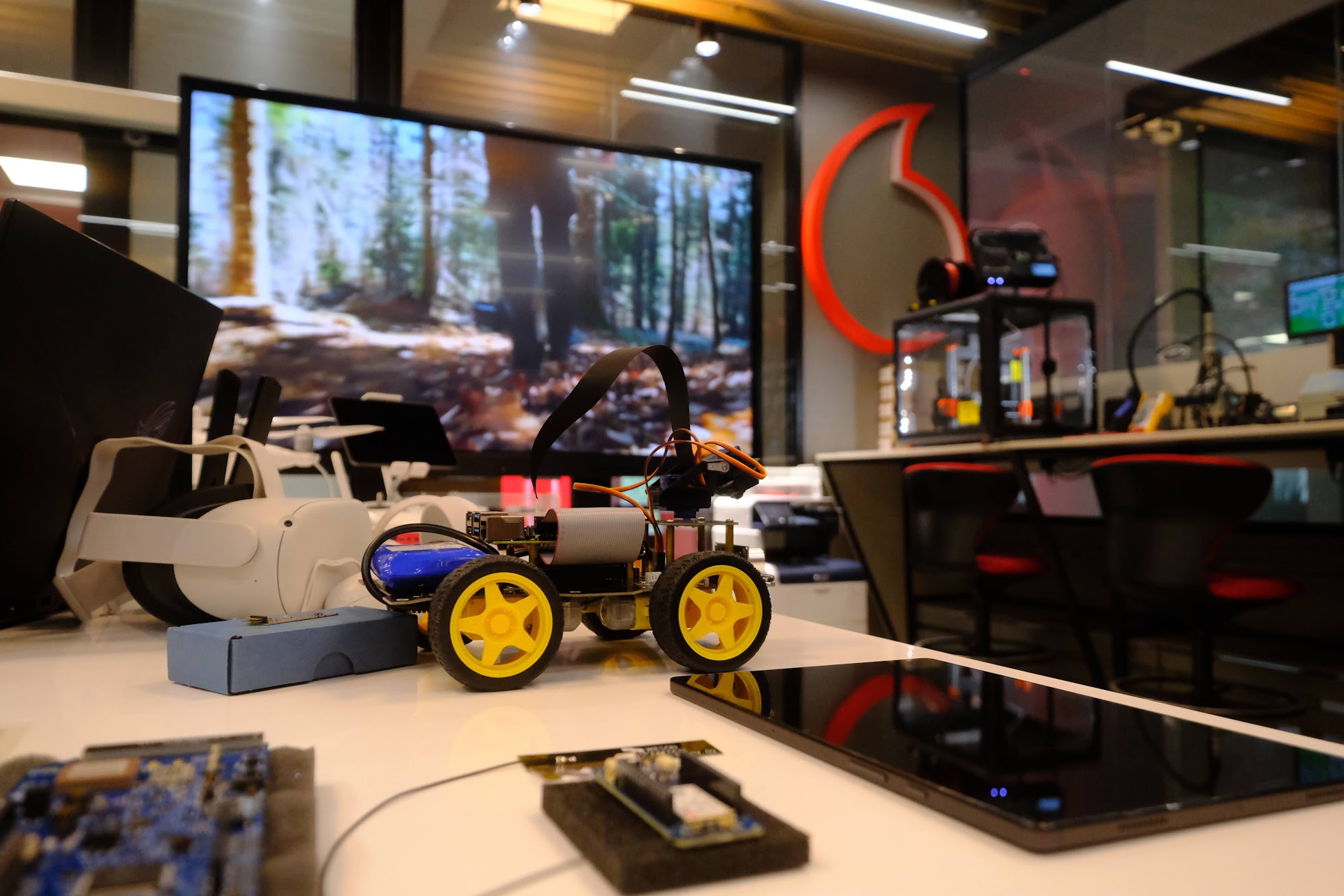 UPB a inaugurat împreună cu Vodafone România – Innovation Hub – primul centru de excelență pentru cercetare și dezvoltare digitală