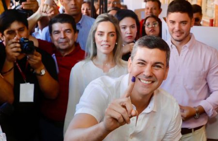 Paraguay: Santiago Pena, candidatul partidului conservator la putere, ales preşedinte
 - poza 1