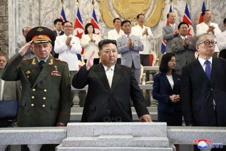 Kim Jong Un a supervizat o paradă militară la care Phenianul şi-a etalat noile rachete şi drone
 - poza 1