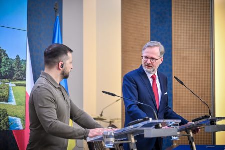 Premierul ceh se declară convins că viitorul Ucrainei este în Uniunea Europeană şi în NATO
 - poza 1