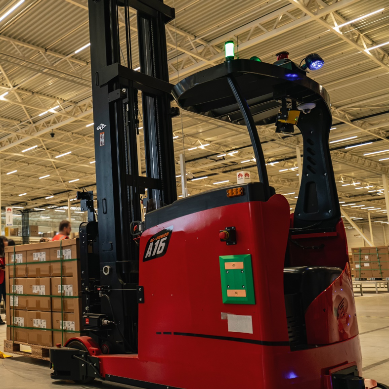 Vehiculul cu ghid automat (AGV) în centrul de aprovizionare Huawei