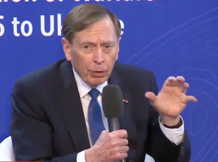 Fostul șef al CIA, David Petraeus, afirmă că roiurile de drone reprezintă următorul pericol, dar și o oportunitate de creștere
 - poza 1