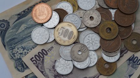 Yenul japonez atinge cel mai scăzut nivel din ultimii 40 de ani, menținând în centrul atenției riscurile de intervenție - poza 1