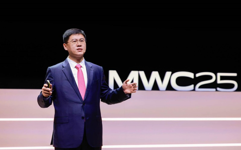 Li Peng, Vicepreședintele Huawei și Președintele Diviziei de Vânzări și Servicii TIC,  în timpul discursului său din cadrul MWC Barcelona 2025