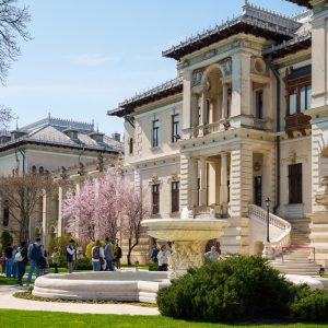 Nicuşor Dan, întrebat dacă s-a mutat la Cotroceni: Cu munca da, cu casa am rămas tot acolo. A venit iarna şi s-au pus două gherete de pază în care oamenii care stau de pază să poată să stea - poza 1