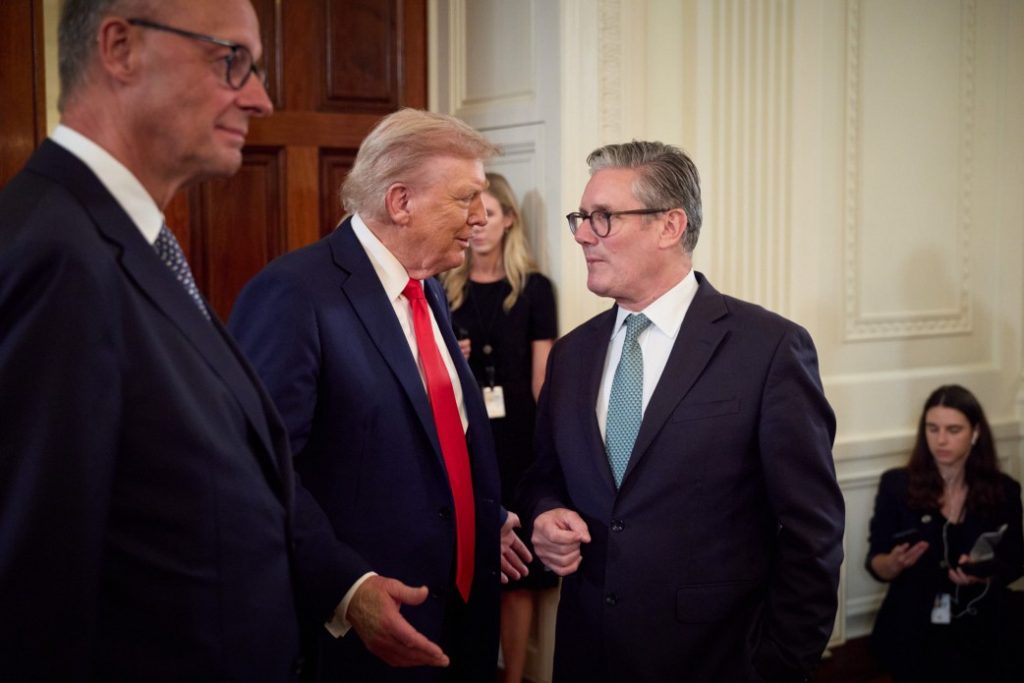 Premierul britanic Keir Starmer a plătit pentru a păstra un colier personalizat primit de la preşedintele Trump
 - poza 1