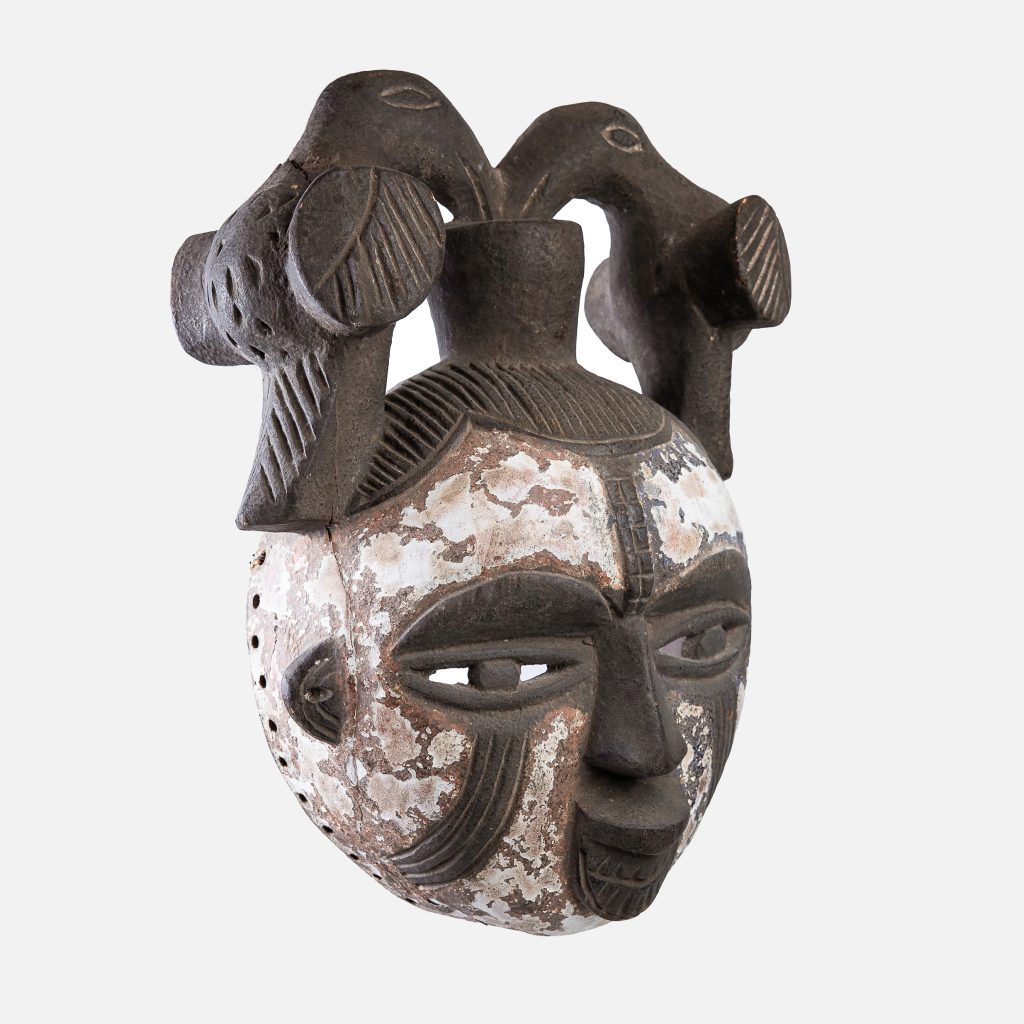 O selecție rară de măști și statuete africane din colecția generalului Mihai Caraman, supranumit „legenda spionajului românesc”, se vinde prin Artmark
 - poza 1