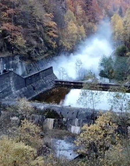 Deversări controlate la AHE Vidraru pentru verificarea capacității de tranzit a albiei râului Argeș
 - poza 1