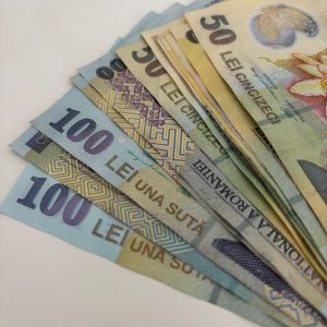 Un bucureștean a fost șocat să afle că are de plătit 800.000 de lei pentru un apartament de 70 mp; Pentru un apartament unde există sediul unei firme s-a plătit anul trecut 200 de lei, iar anul acesta suma de plată este de 68.000 de lei  (Antena 3) - poza 1