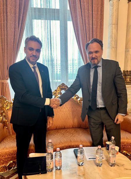 REUNIUNE CESEC LA BUCUREŞTI: Într-o discuţie cu preşedintele ANRE,  Comisarul European pentru Energie şi-a exprimat preocuparea pentru problemele regiunii, disponibilitatea de a sprijini creșterea interconectărilor și a măsurilor de scădere a prețurilor la energie - poza 1